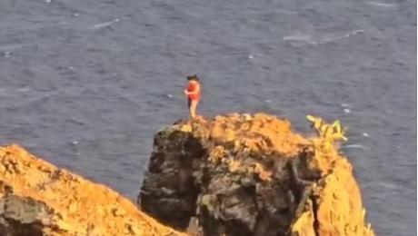 Turista arrisca para tirar selfie junto a precipício no Cristo Rei (Com vídeo)