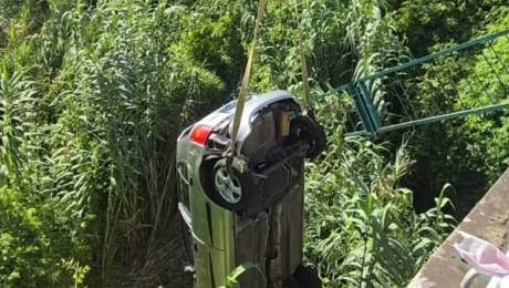 Carro cai num ribeiro