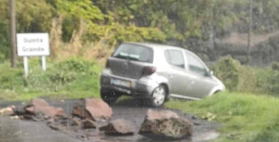 Carro atingido por derrocada e quase cai de ravina
