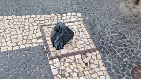 Buraco no passeio da Rua Dr. Fernão de Ornelas há um mês tapado com um saco