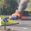 Carro destruído por incêndio