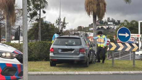 Carro sem condutor encontrado em cima de rotunda