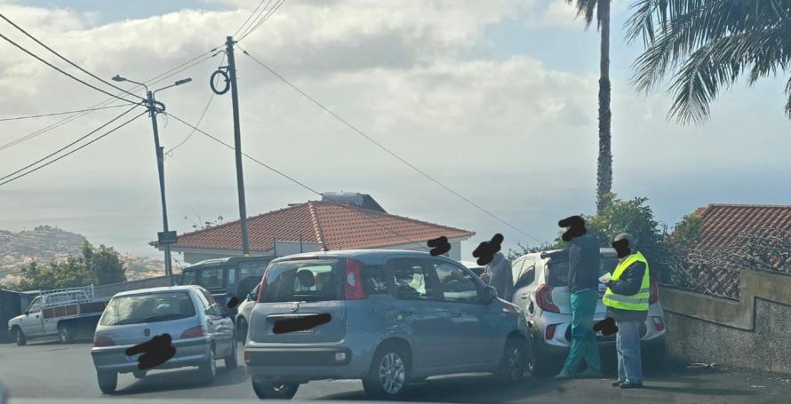Despiste contra carro estacionado
