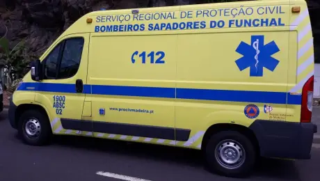 Jovem ferido num despiste de mota