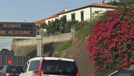 Choque em cadeia entre três carros na via rápida faz três feridos