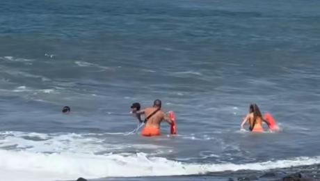 Nadadores salvadores retiram dois banhistas em apuros no mar na Praia Formosa em dia de bandeira vermelha