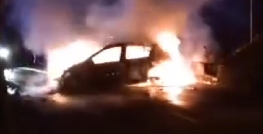 Carro destruído por incêndio