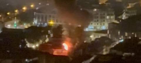 Mulher e bombeiro transportados para o hospital e há pessoas desalojadas após incêndio em prédio na Zona Velha