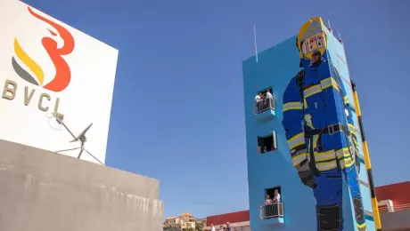 Incêndio em curso numa casa