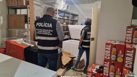 Encontrados quatro estrangeiros a viverem na cave de um estabelecimento comercial sem quaisquer condições