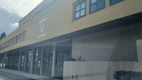 Duas quedas, uma delas de uma escadaria, ferem dois homens