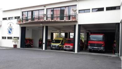 Condutor ferido após despiste contra varandim de ribeira
