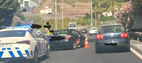 Acidente na via rápida entre carrinha e carro ligeiro