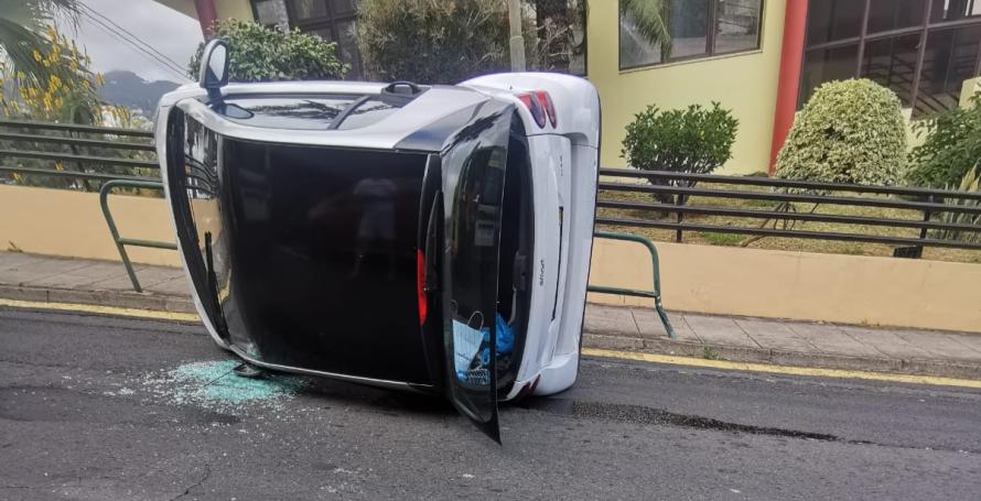 Condutora capota carro e fica ferida