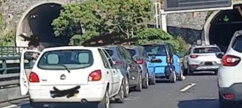 Menina com 6 anos ferida no acidente entre cinco carros na via rápida