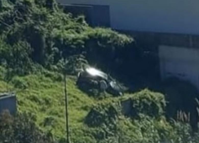 Carro sai de estrada e cai em ravina