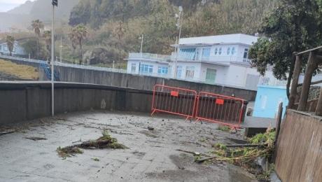 Mau tempo causa estragos na promenade em São Vicente