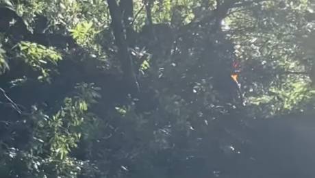 Derrocada atinge carro e há pessoas no interior