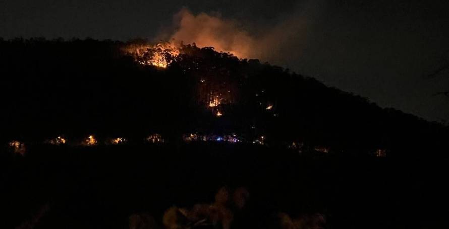 Continua a alastrar o incêndio nas serras da Ribeira Brava