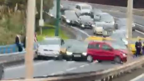 Acidente entre vários carros na via rápida (Com vídeo)