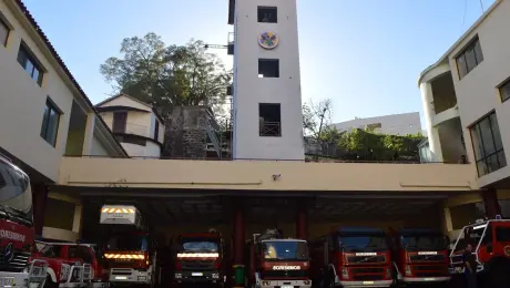 Autocaravana em chamas num parque de estacionamento