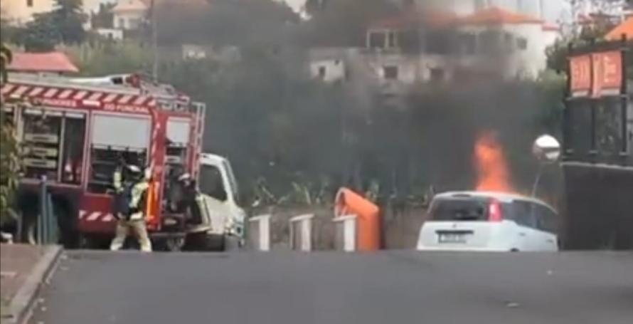 Carro destruído por incêndio (Com vídeo)