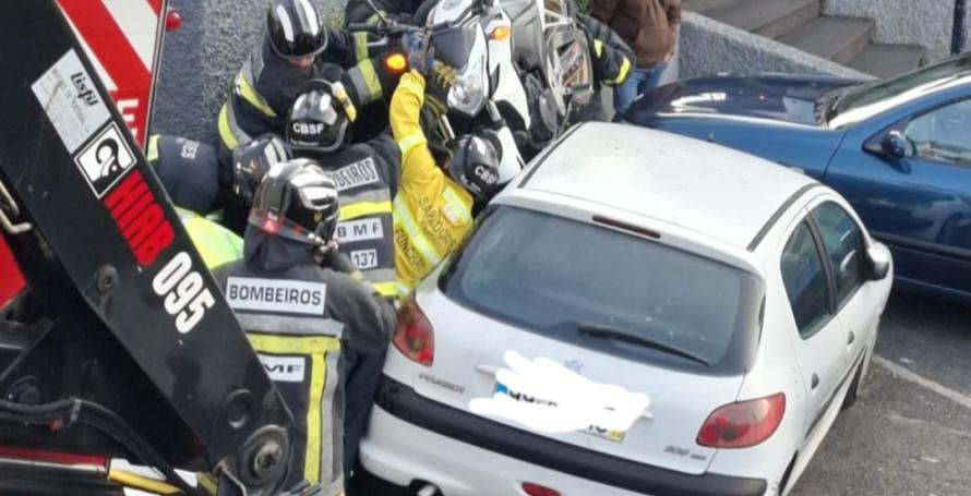 Há novas informações do motociclista que ficou debaixo de mota entre uma parede e um carro