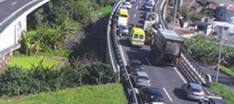 Três feridos num acidente entre três carros e duas motas na via rápida