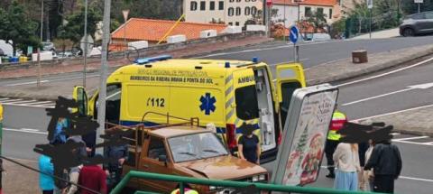 Carrinha sobe passeio e espreme mulher contra painel informativo