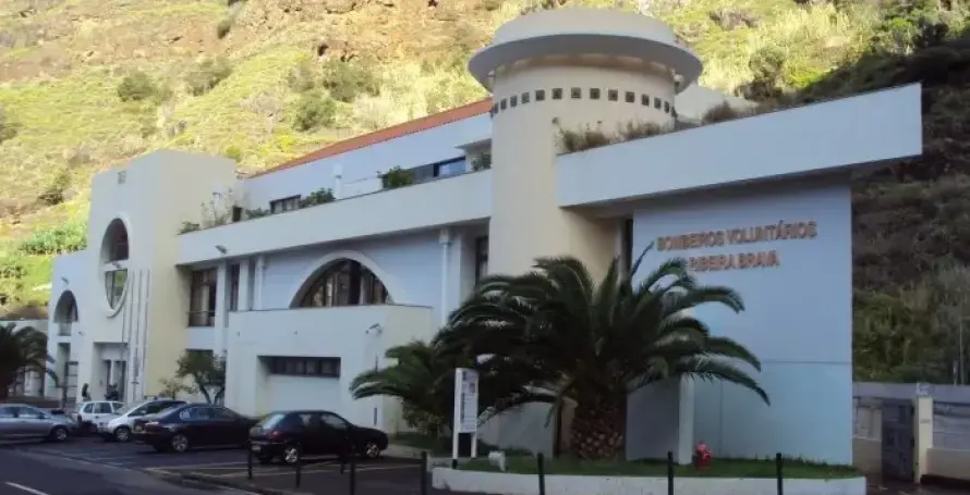 Incêndio ativo na Ribeira Brava mobiliza três corporações