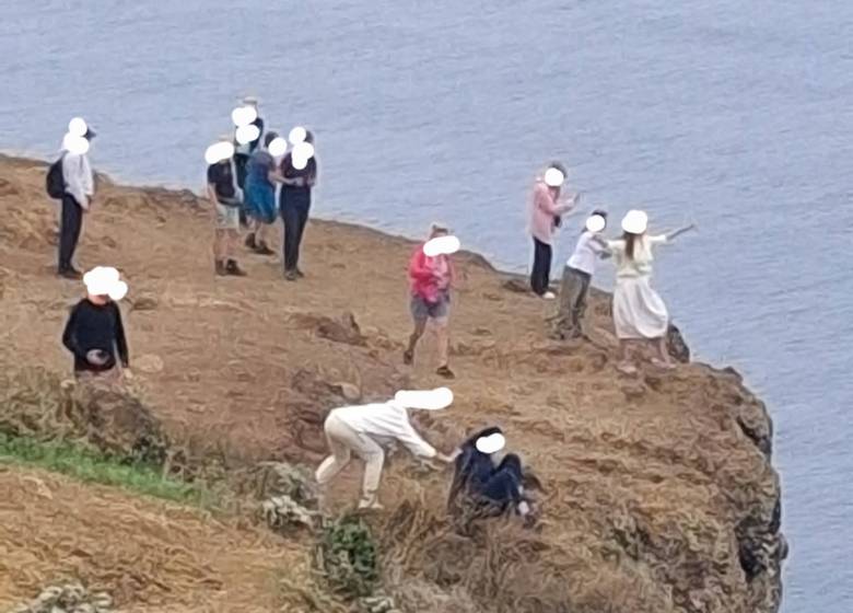 Turistas arriscam na Ponta do Pargo