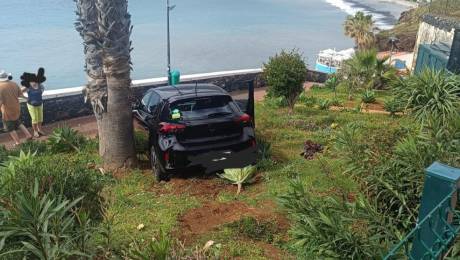 Carro com duas turistas sai de estrada e cai num terreno