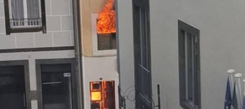 Incêndio ainda em curso; prédio é devoluto e não há feridos