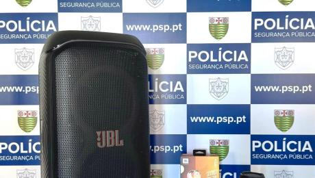 Mulher rouba coluna de som avaliada em 500 euros