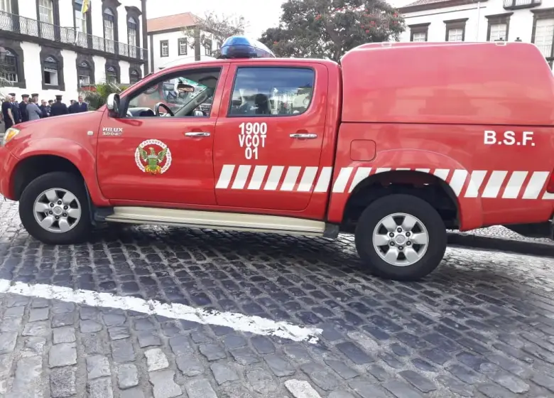 Seis pessoas desalojadas no incêndio no anexo