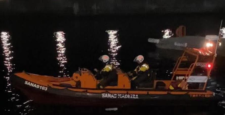 Dois jovens turistas atiraram-se ao mar esta noite e tentaram nadar do Cais do Sardinha à Ponta de São Lourenço