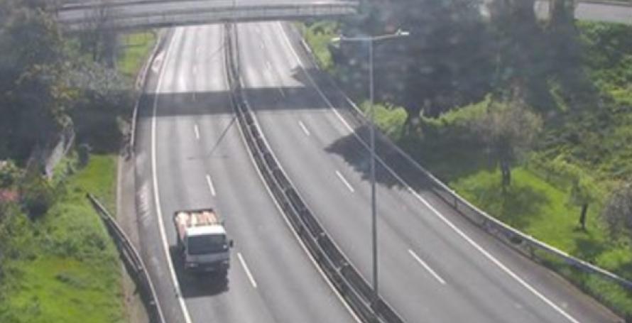 Casal de turistas a andar a pé na via rápida