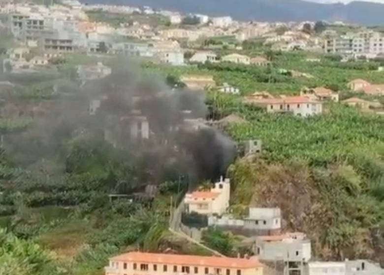 Queimada junto a casas (Com vídeo)