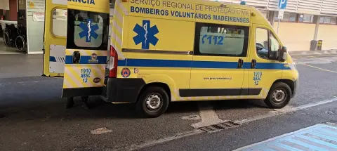 Homem ferido num acidente entre mota e carro