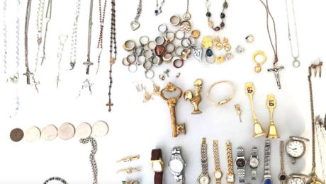 Casal que tentou furtar casa no Caniço suspeito de roubar 100 artigos