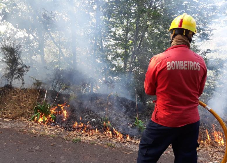 Está ativo incêndio com alguma dimensão perto de casas
