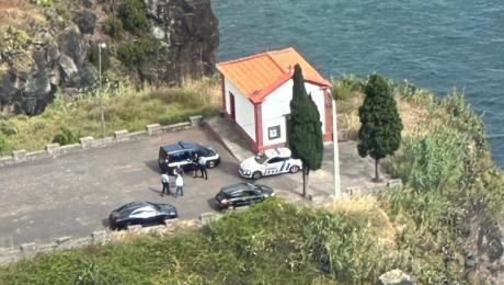 Corpo encontrado num calhau