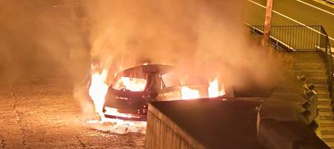 Carro elétrico destruído por incêndio