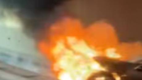 Carro incendeia-se num túnel