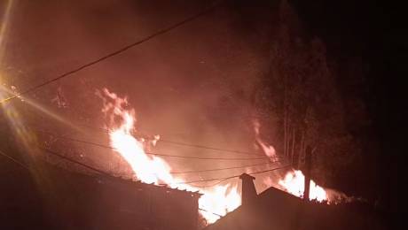 Incêndio continua a alastrar