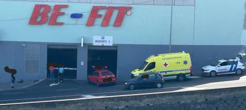 Jovem motociclista ferido num acidente entre mota e carro