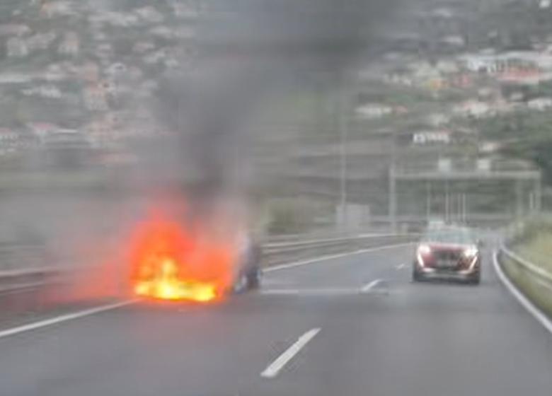 Carro em chamas na via rápida