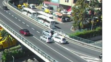 Acidente entre dois carros na entrada da via rápida nos Viveiros
