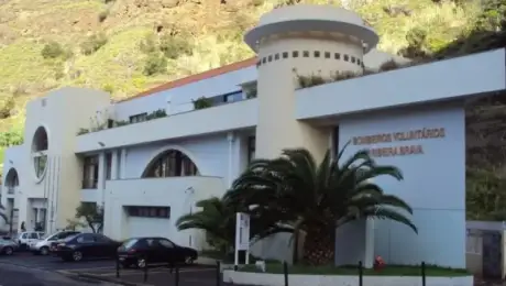 Incêndio ativo na Ribeira Brava mobiliza três corporações
