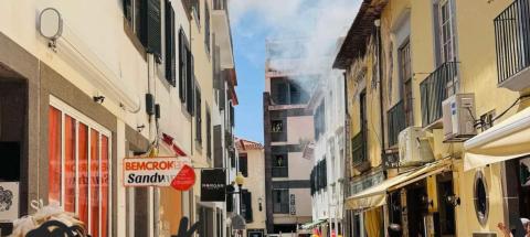 Incêndio num alojamento local mobiliza 25 bombeiros